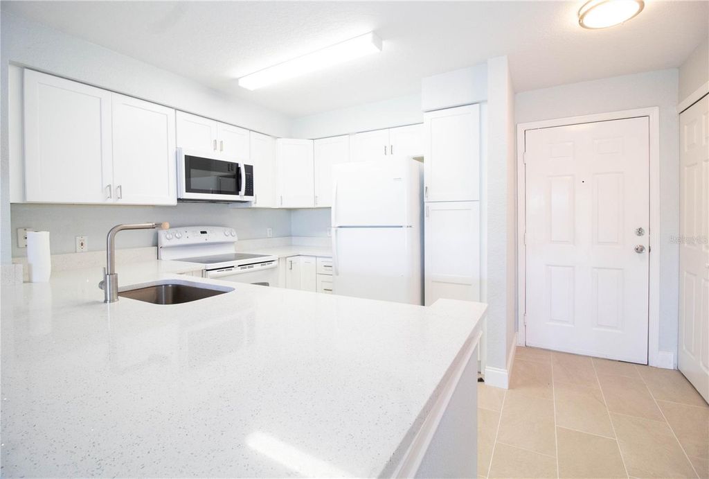 Image 5 of property listing at 14036 FAIRWAY ISLAND DRIVE UNIT 1535, Orlando, FL 32837