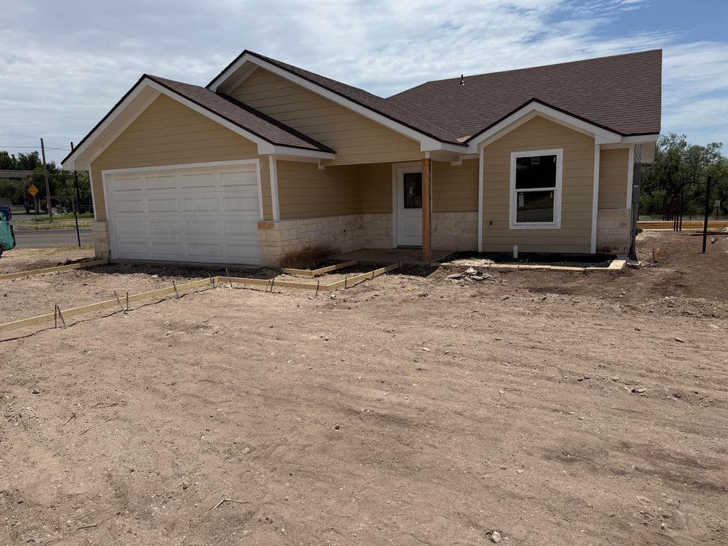 Image 1 of property listing at 423 E Harris Avenue, San Angelo, TX 76903