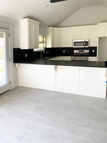 911 W Carley Drive, Siloam Springs, AR 72761