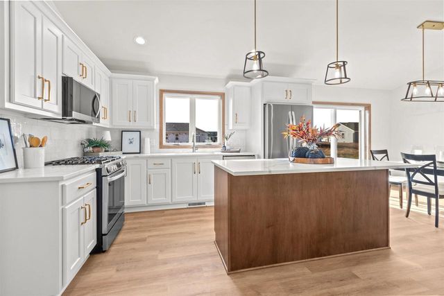 2041 BEAR PAW TRAIL, Kaukauna, WI 54130