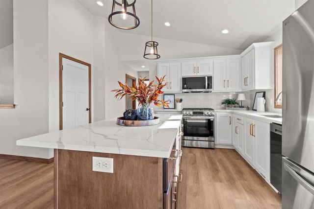 2041 BEAR PAW TRAIL, Kaukauna, WI 54130