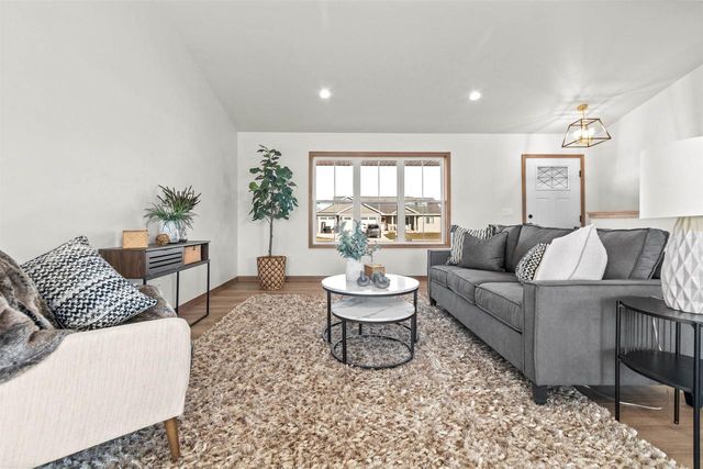 2041 BEAR PAW TRAIL, Kaukauna, WI 54130