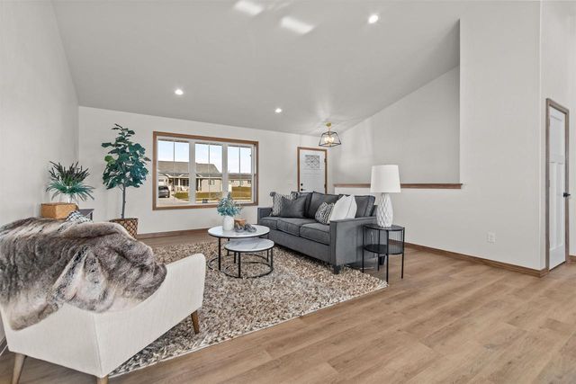 2041 BEAR PAW TRAIL, Kaukauna, WI 54130