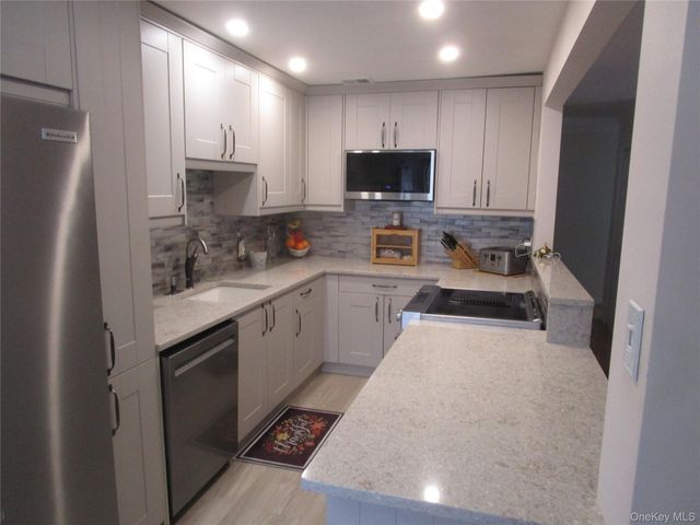 342 Clubhouse Court, Coram, NY 11727