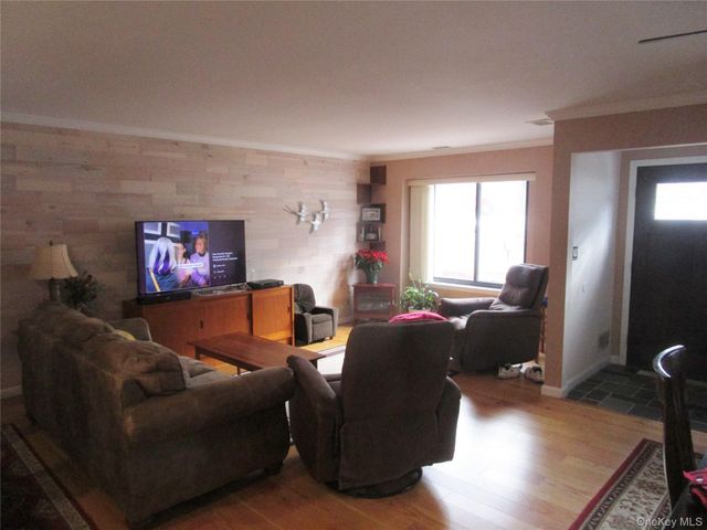 342 Clubhouse Court, Coram, NY 11727