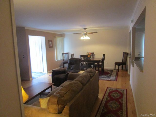 342 Clubhouse Court, Coram, NY 11727