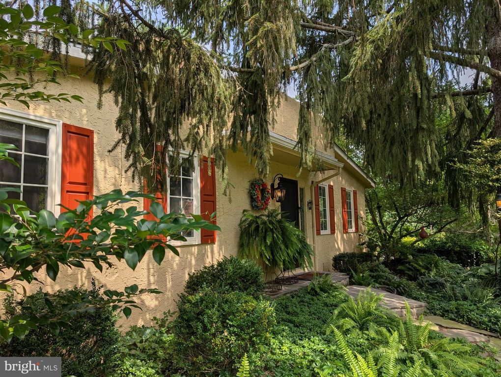 2125 OLD WOODS RD, Green Lane, PA 18054