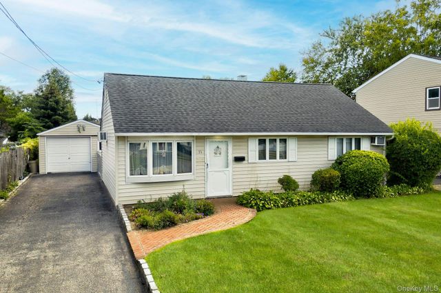 35 Vernon Street, Plainview, NY 11803