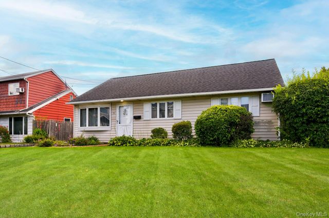 35 Vernon Street, Plainview, NY 11803