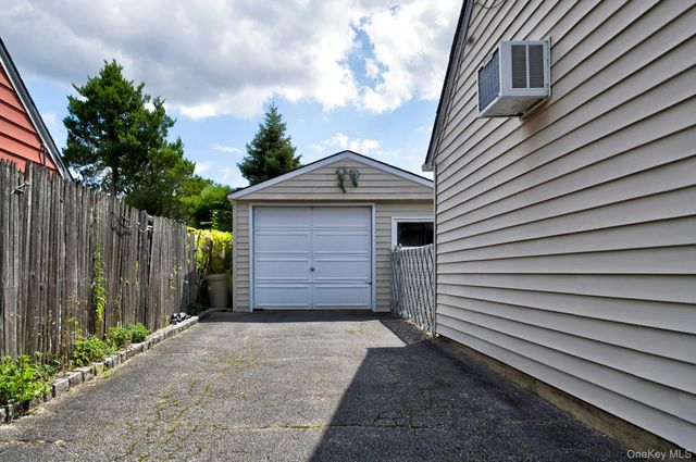 35 Vernon Street, Plainview, NY 11803