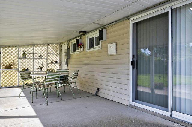 35 Vernon Street, Plainview, NY 11803