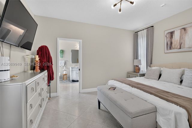 820 Falling Water Rd, Weston, FL 33326