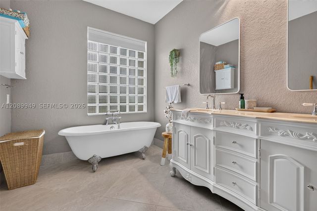 820 Falling Water Rd, Weston, FL 33326