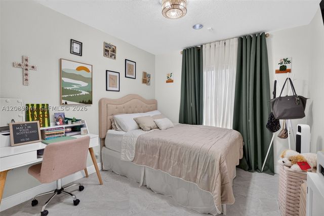 820 Falling Water Rd, Weston, FL 33326