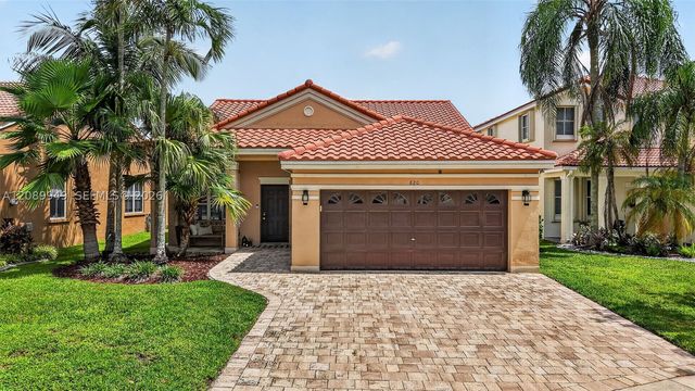820 Falling Water Rd, Weston, FL 33326