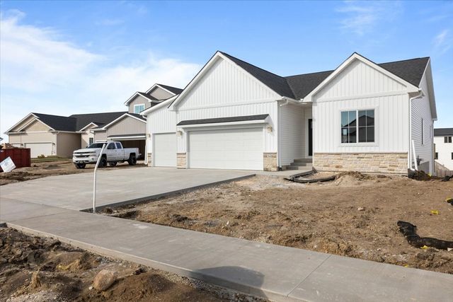 305 NW Lavelle Court, Waukee, IA 50263