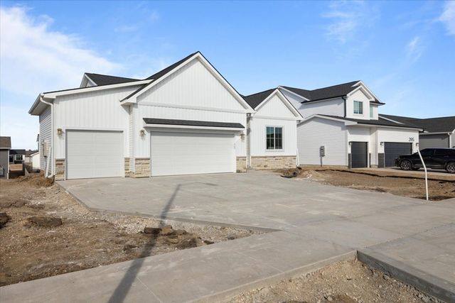 305 NW Lavelle Court, Waukee, IA 50263