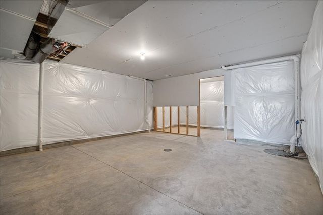 305 NW Lavelle Court, Waukee, IA 50263