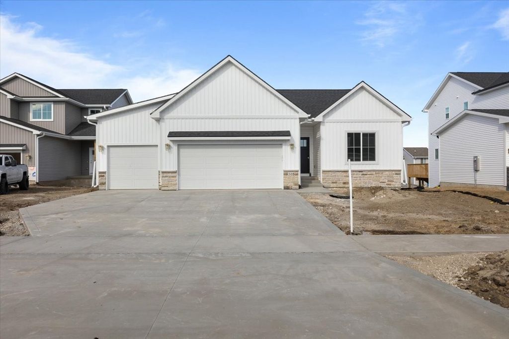 305 NW Lavelle Court, Waukee, IA 50263