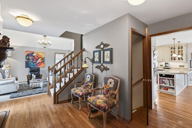 321 Deerfoot Trail, Chanhassen, MN 55317