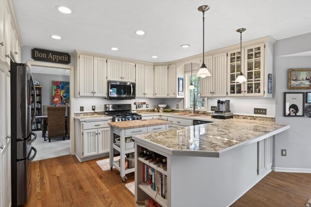 321 Deerfoot Trail, Chanhassen, MN 55317