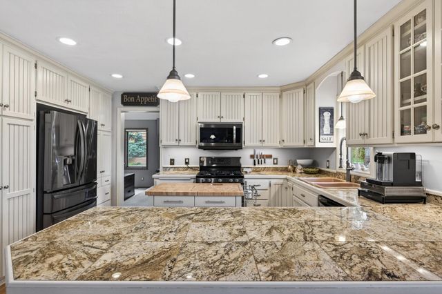 321 Deerfoot Trail, Chanhassen, MN 55317