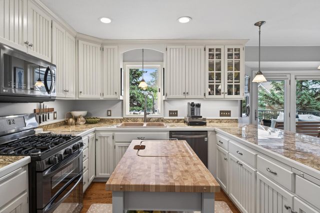 321 Deerfoot Trail, Chanhassen, MN 55317