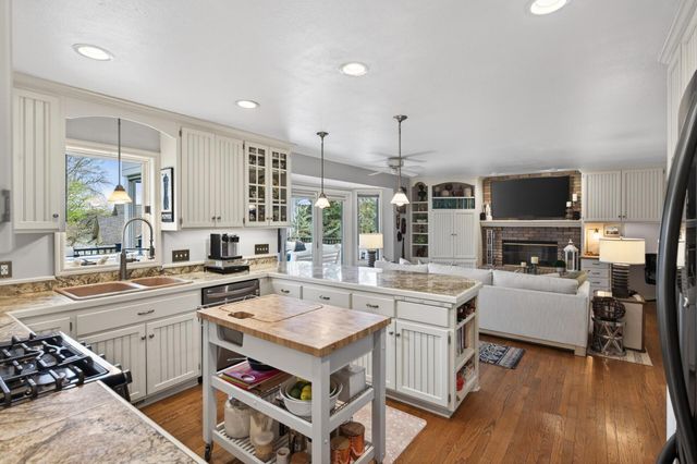 321 Deerfoot Trail, Chanhassen, MN 55317