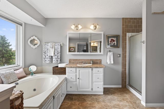 321 Deerfoot Trail, Chanhassen, MN 55317