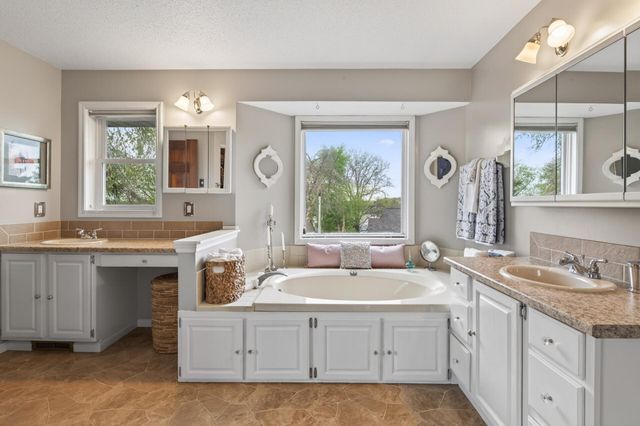 321 Deerfoot Trail, Chanhassen, MN 55317