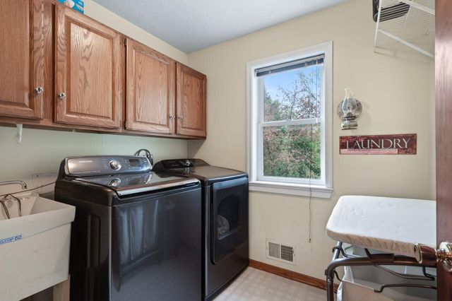 321 Deerfoot Trail, Chanhassen, MN 55317