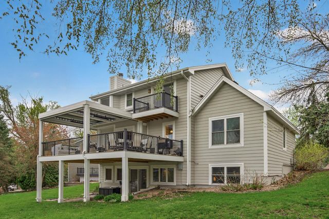 321 Deerfoot Trail, Chanhassen, MN 55317