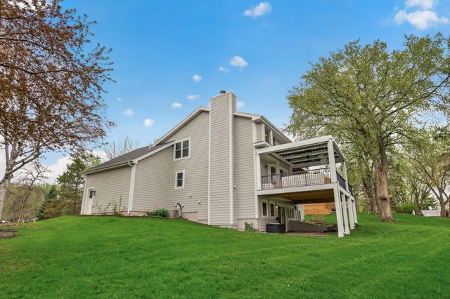 321 Deerfoot Trail, Chanhassen, MN 55317