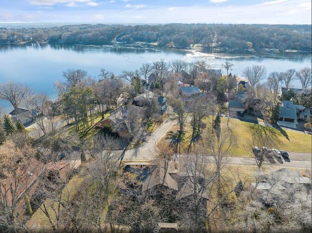 321 Deerfoot Trail, Chanhassen, MN 55317