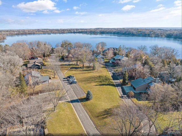 321 Deerfoot Trail, Chanhassen, MN 55317