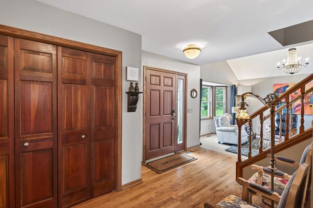 321 Deerfoot Trail, Chanhassen, MN 55317