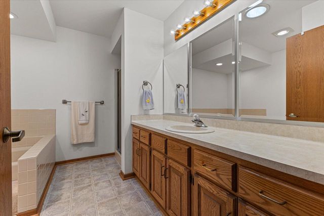 W179N9773 Riversbend CIRCLE W, Germantown, WI 53022