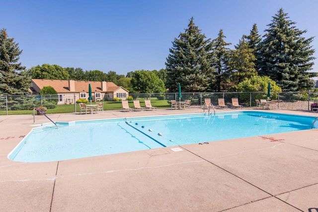 W179N9773 Riversbend CIRCLE W, Germantown, WI 53022