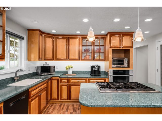 2937 STARK St, Eugene, OR 97404