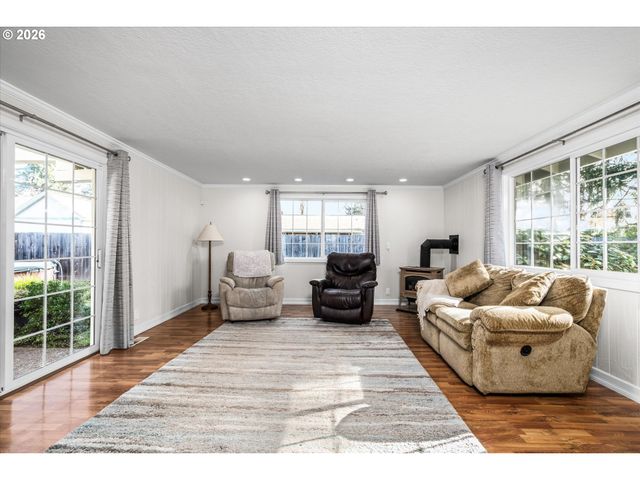 2937 STARK St, Eugene, OR 97404