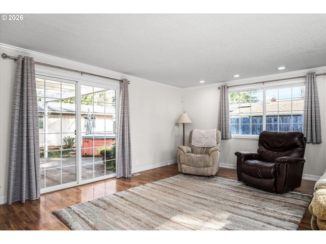 2937 STARK St, Eugene, OR 97404