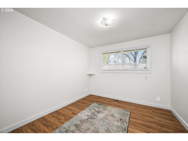 2937 STARK St, Eugene, OR 97404