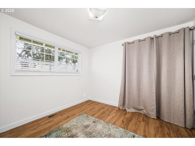 2937 STARK St, Eugene, OR 97404