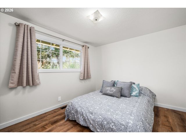 2937 STARK St, Eugene, OR 97404