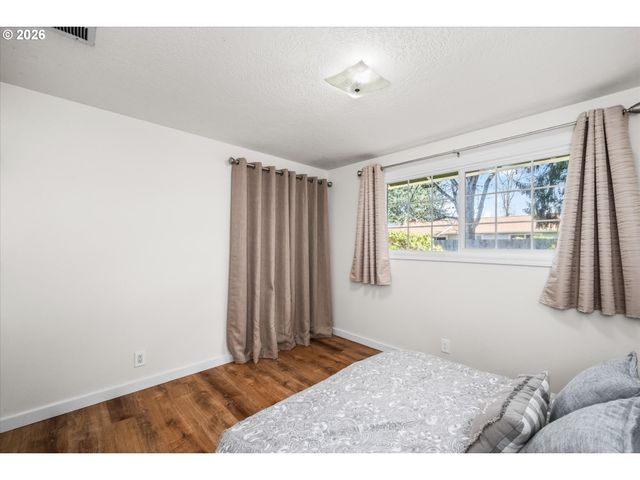 2937 STARK St, Eugene, OR 97404