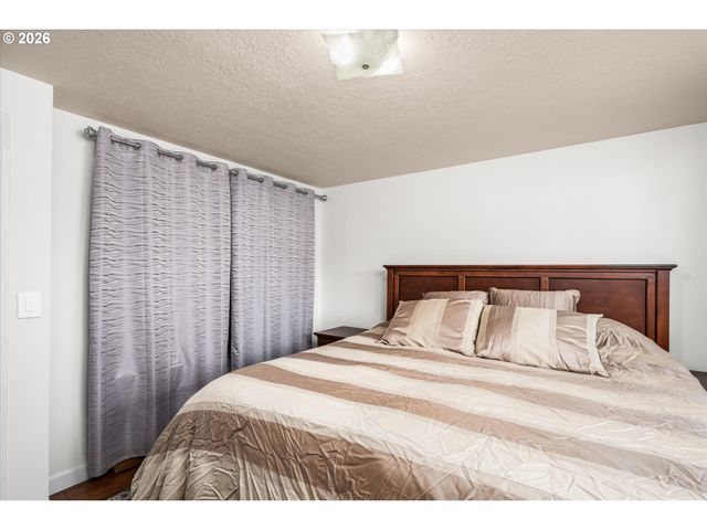 2937 STARK St, Eugene, OR 97404