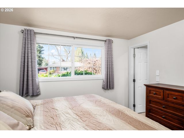 2937 STARK St, Eugene, OR 97404