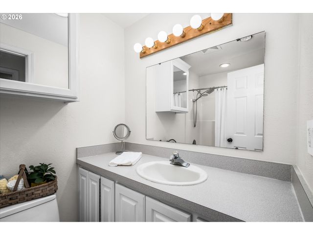 2937 STARK St, Eugene, OR 97404