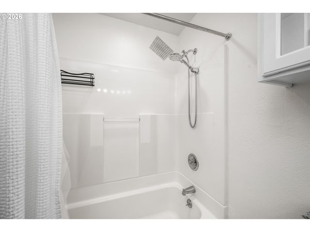 2937 STARK St, Eugene, OR 97404