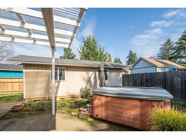 2937 STARK St, Eugene, OR 97404